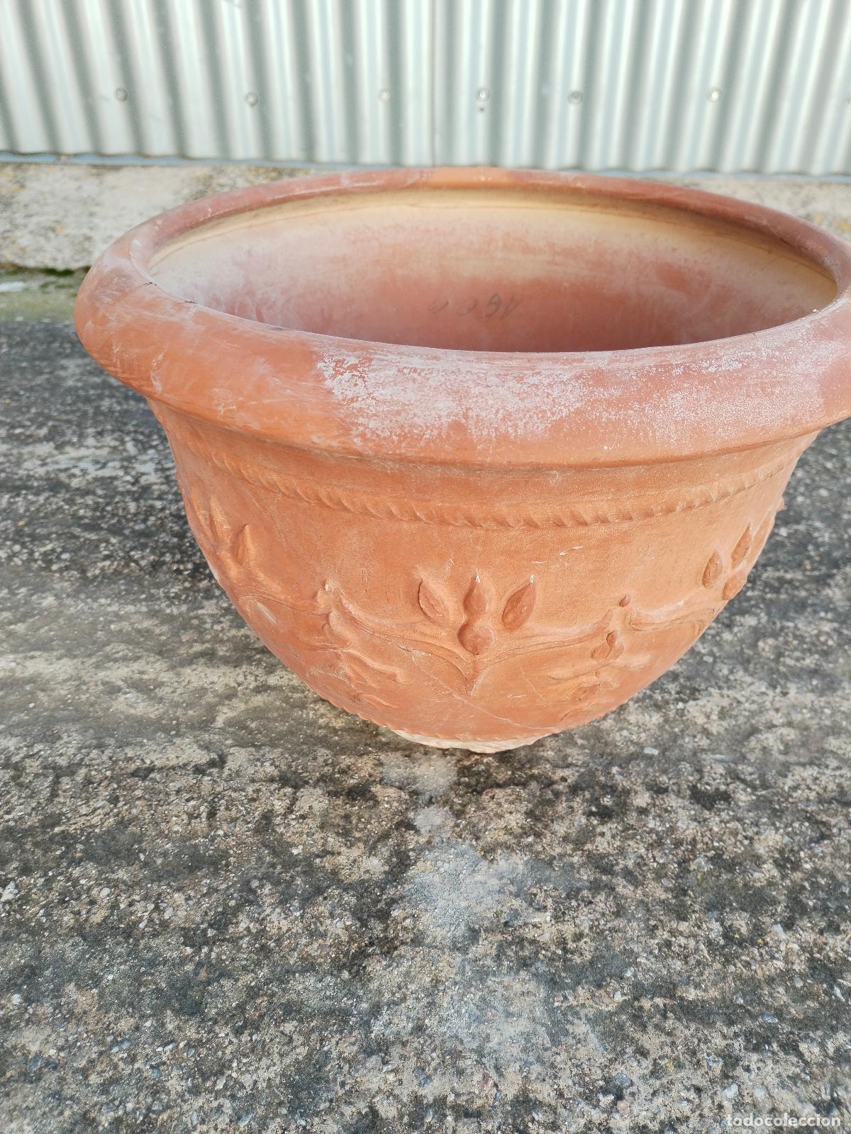 Antig&uuml;edades: macetero en terracota con relieves - Foto 9