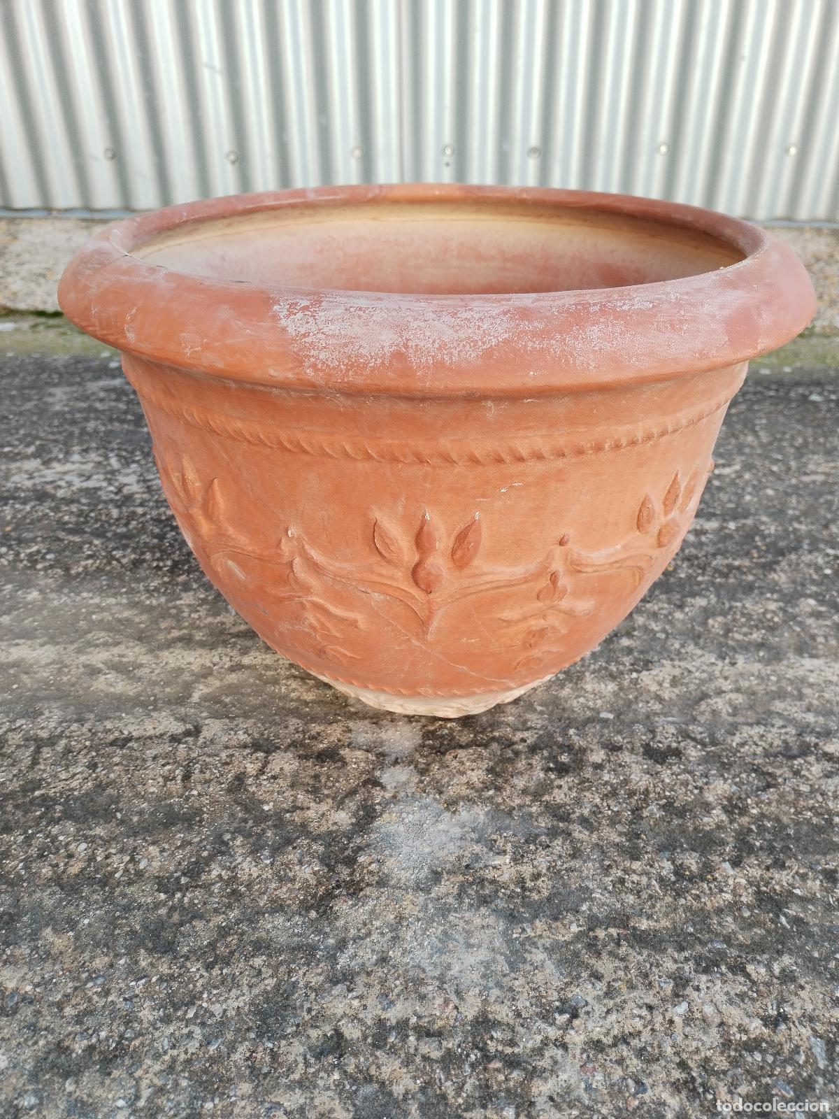 Antig&uuml;edades: macetero en terracota con relieves - Foto 1