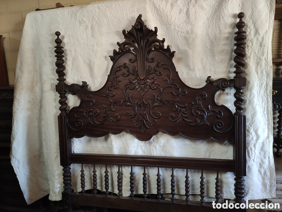 Antig&uuml;edades: Cabecero o cama de madera con copete - Foto 1