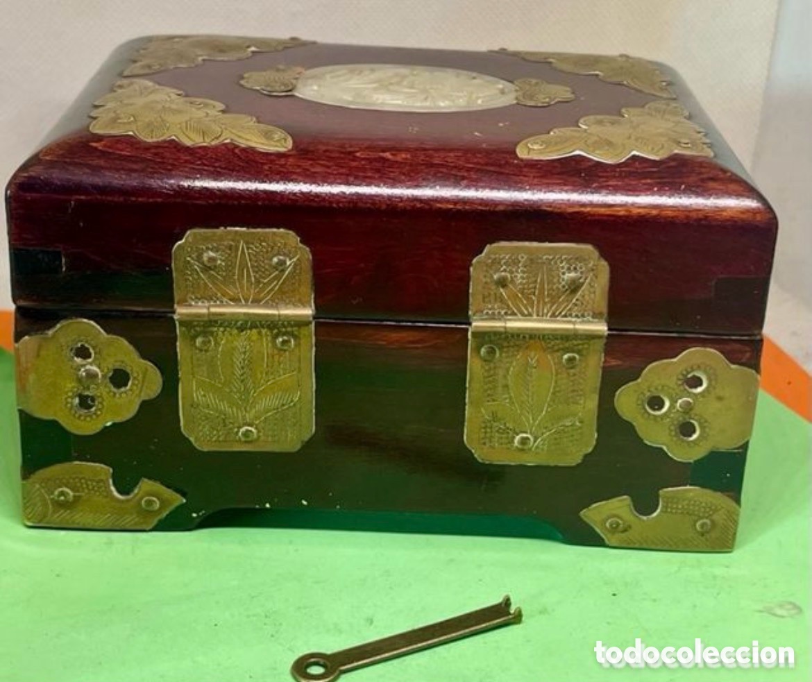 Antig&uuml;edades: Joyero chino con candado y llave - Foto 2