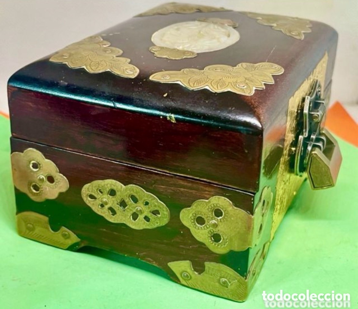 Antig&uuml;edades: Joyero chino con candado y llave - Foto 3