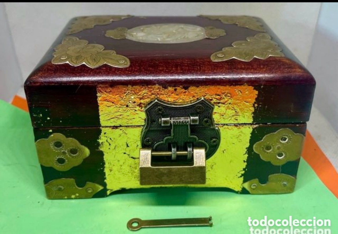Antig&uuml;edades: Joyero chino con candado y llave - Foto 1