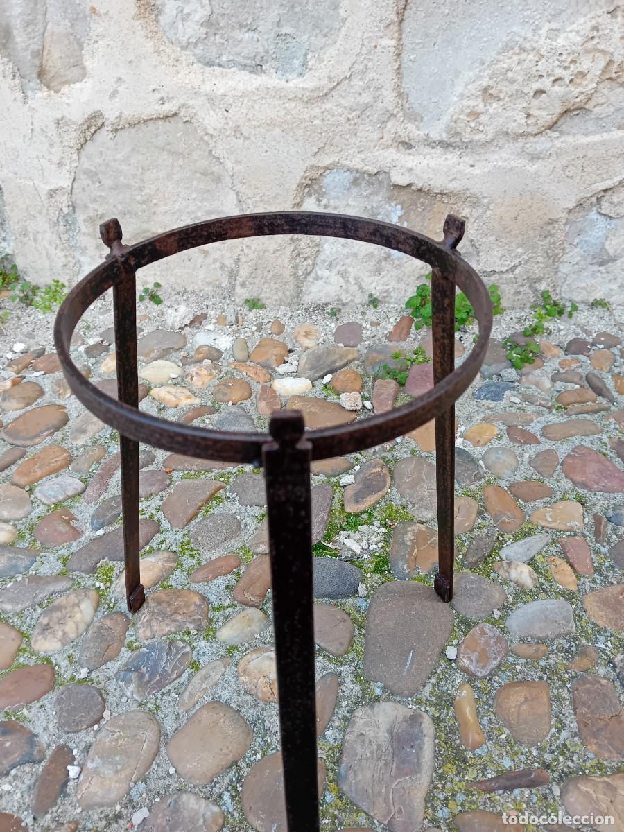 Antig&uuml;edades: Macetero de hierro d&eacute;cada de los 70. - Foto 3