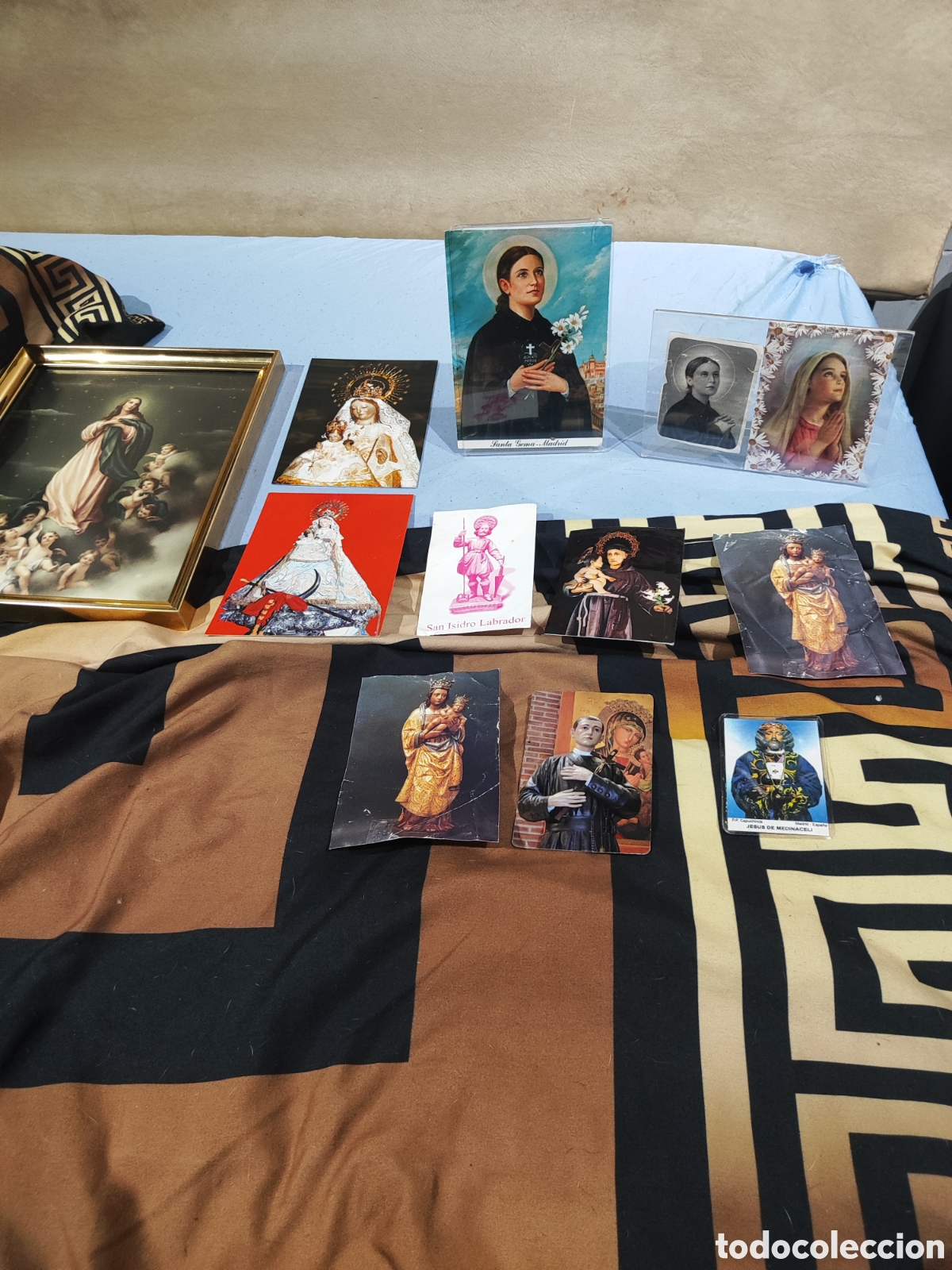 Antig&uuml;edades: Lote de estampas religiosas y cuadro de virgen - Foto 1
