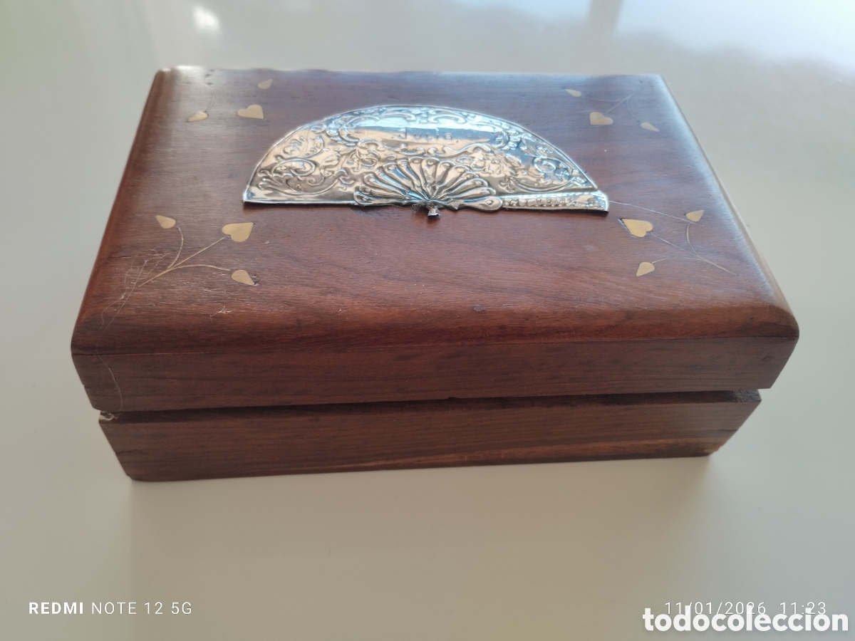 Antig&uuml;edades: Caja en madera y abanico en plata repujada - Foto 2