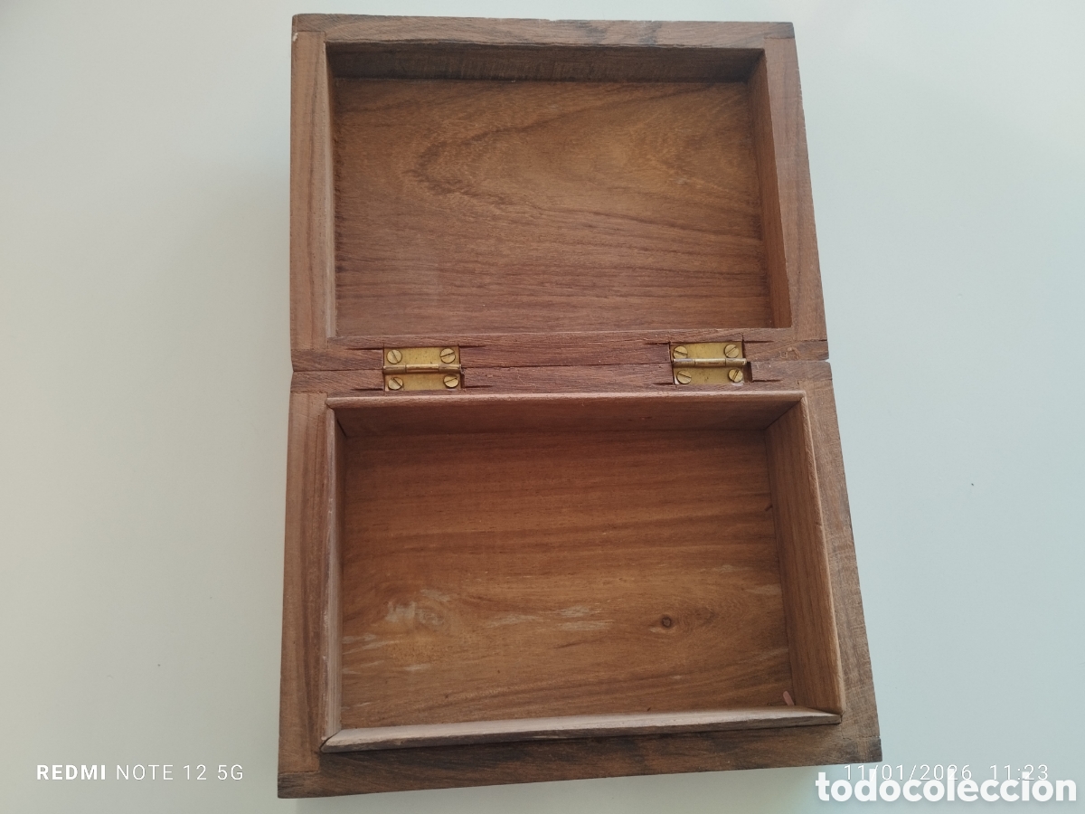 Antig&uuml;edades: Caja en madera y abanico en plata repujada - Foto 4