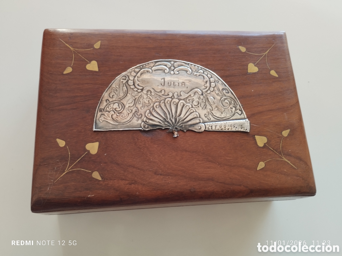 Antig&uuml;edades: Caja en madera y abanico en plata repujada - Foto 1