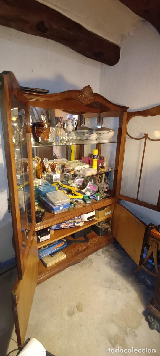 Antig&uuml;edades: Vitrina antigua madera cristal - Foto 3