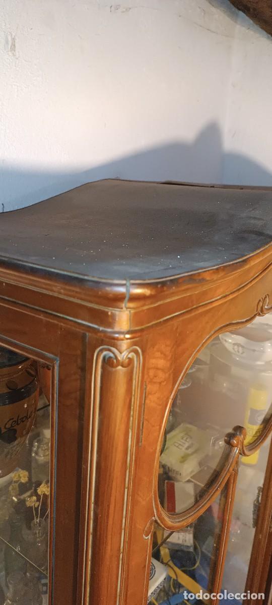 Antig&uuml;edades: Vitrina antigua madera cristal - Foto 8