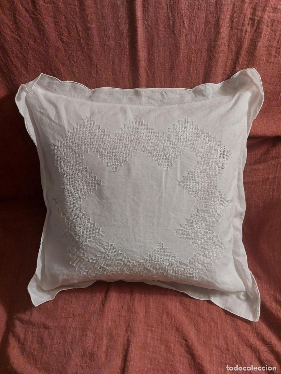 Antig&uuml;edades: FUNDA DE COJIN BORDADO EN BLANCO - Foto 1