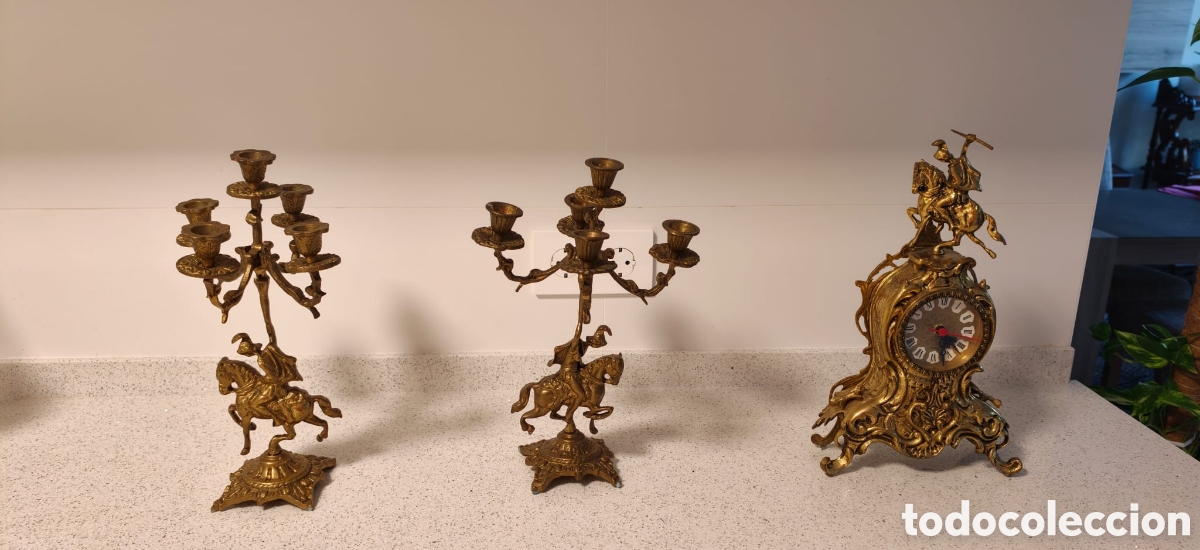 Antig&uuml;edades: Conjunto de reloj y candelabros antigio en bronce - Foto 5