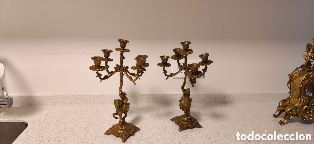 Antig&uuml;edades: Conjunto de reloj y candelabros antigio en bronce - Foto 9