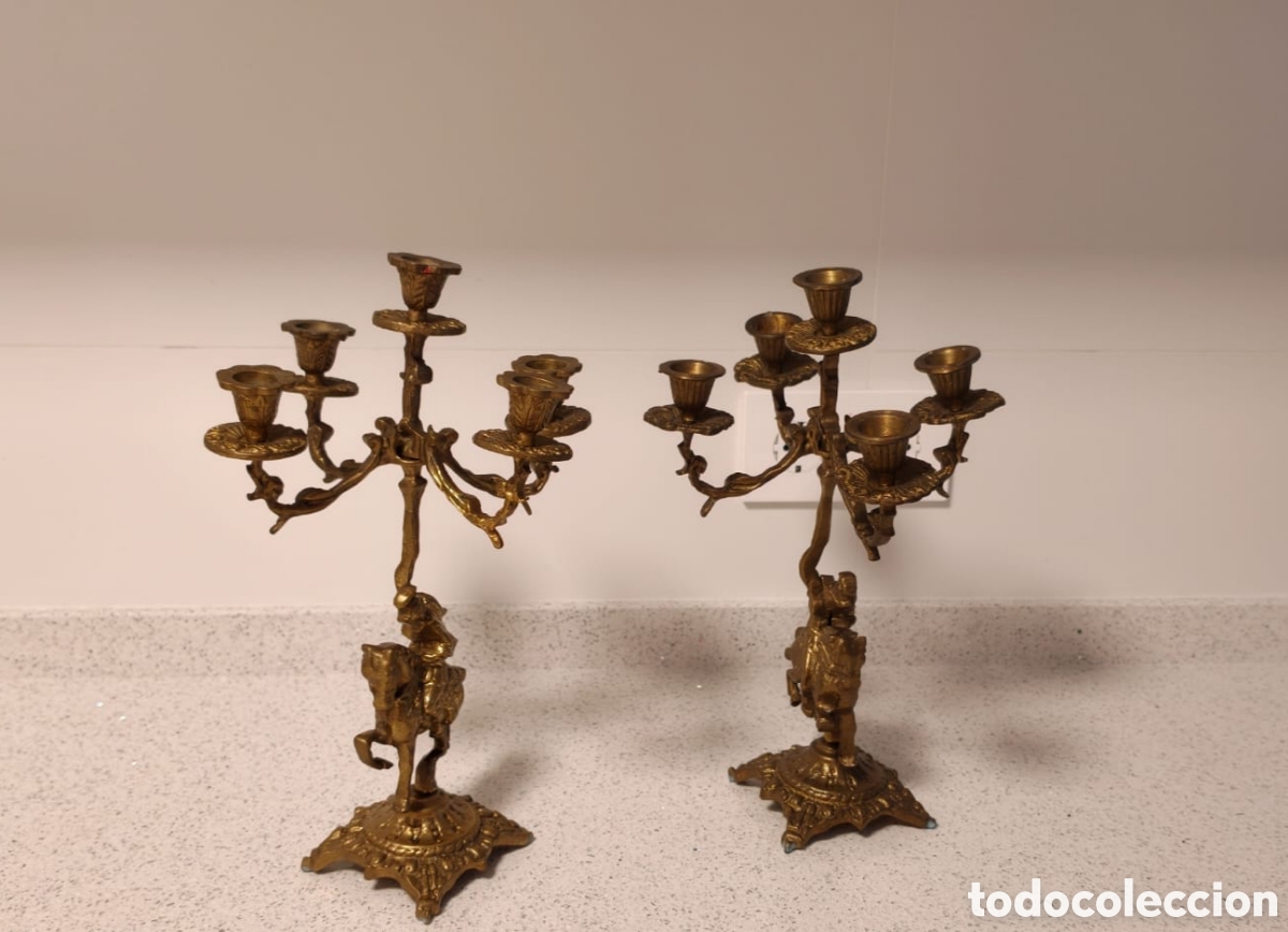 Antig&uuml;edades: Conjunto de reloj y candelabros antigio en bronce - Foto 1