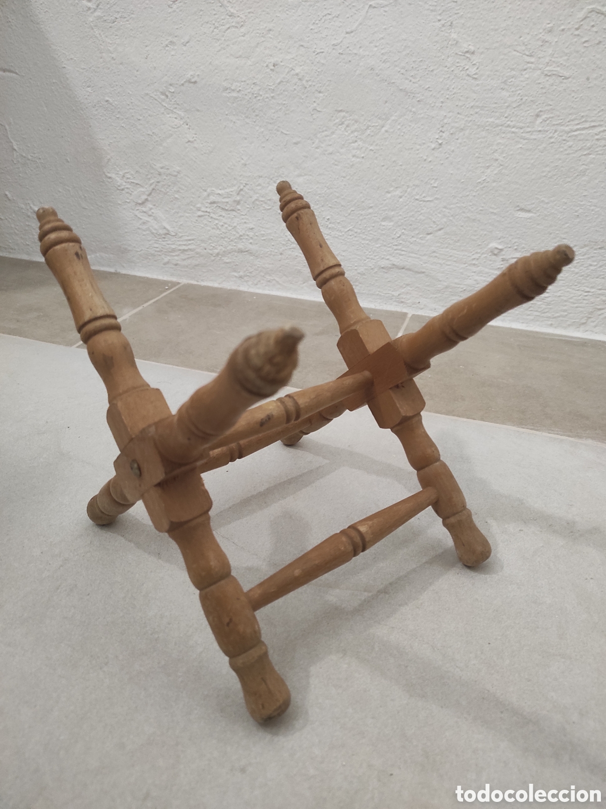 Antig&uuml;edades: Pie sost&eacute;n de madera para tonel o barril
