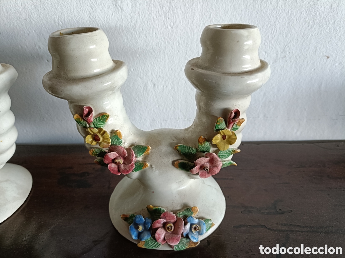 Antig&uuml;edades: Pareja de candelabros de loza - Foto 2