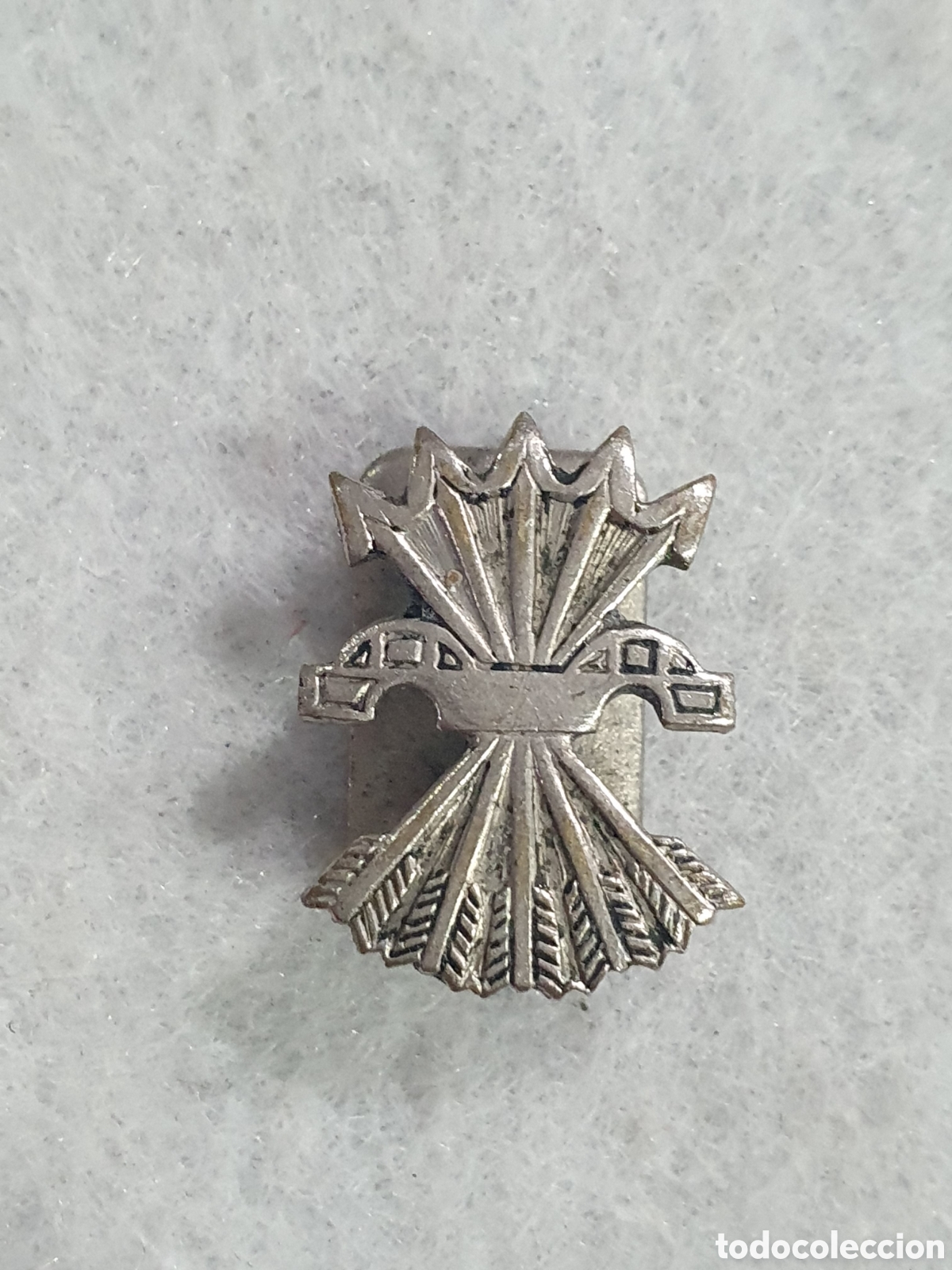 Antig&uuml;edades: Insignia de la Falange. (L67) - Foto 1
