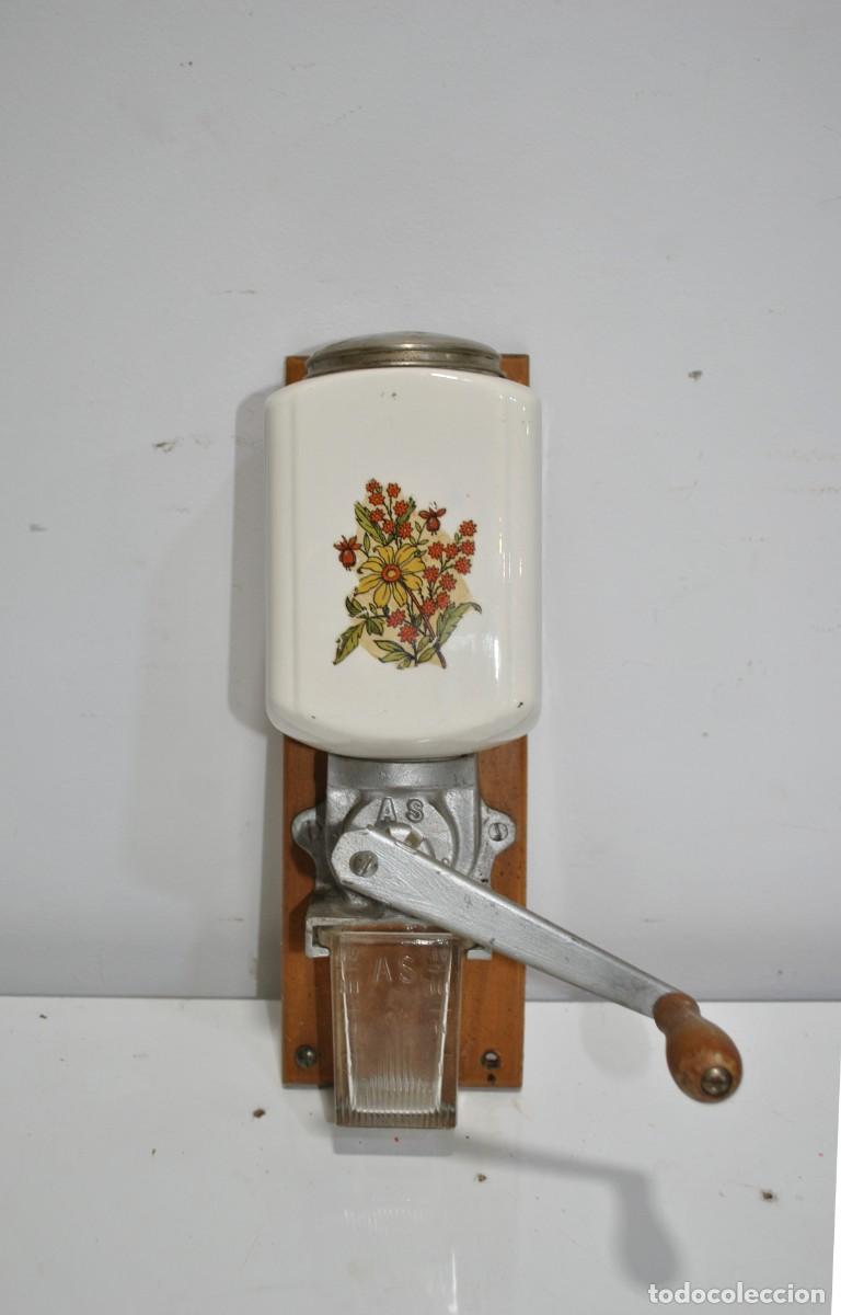 MOLINILLO DE CAF&Eacute; DE PARED ESCENAS FLORES