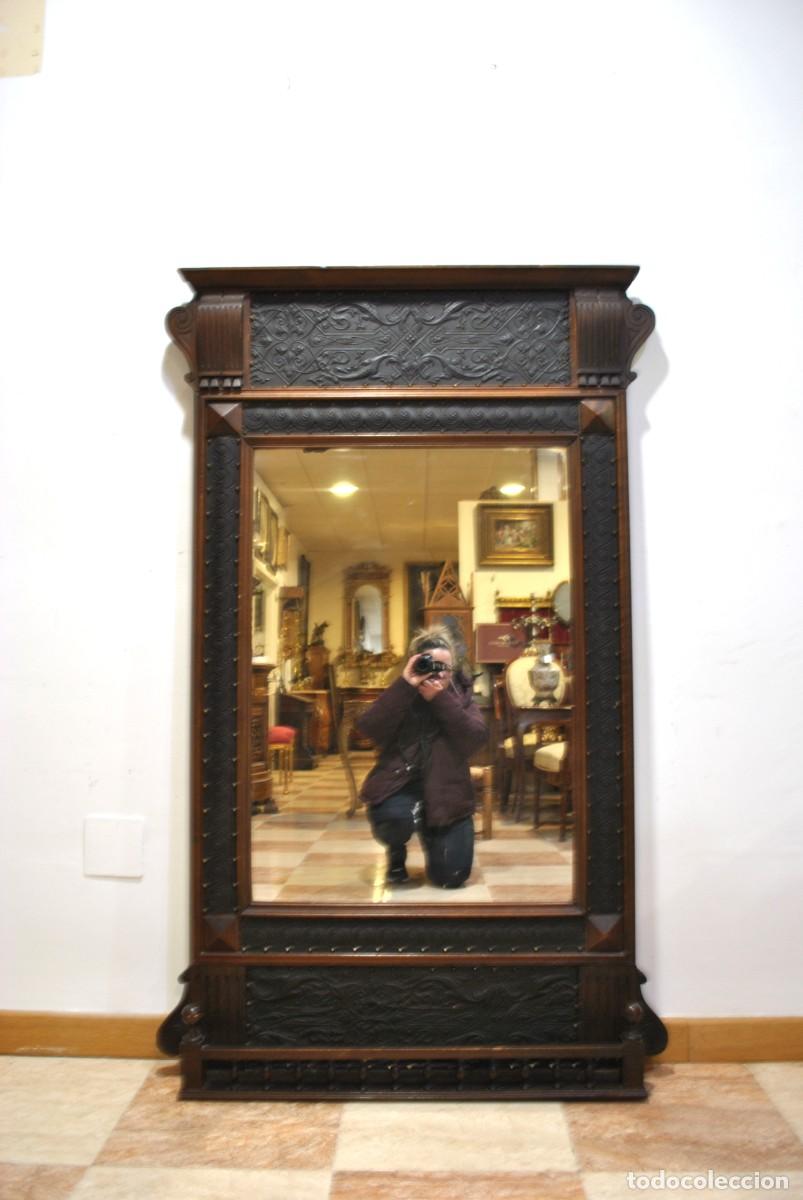Antig&uuml;edades: GRAN ESPEJO DE MADERA Y CUERO REPUJADO - Foto 1