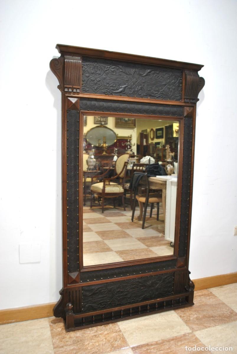 Antig&uuml;edades: GRAN ESPEJO DE MADERA Y CUERO REPUJADO - Foto 2