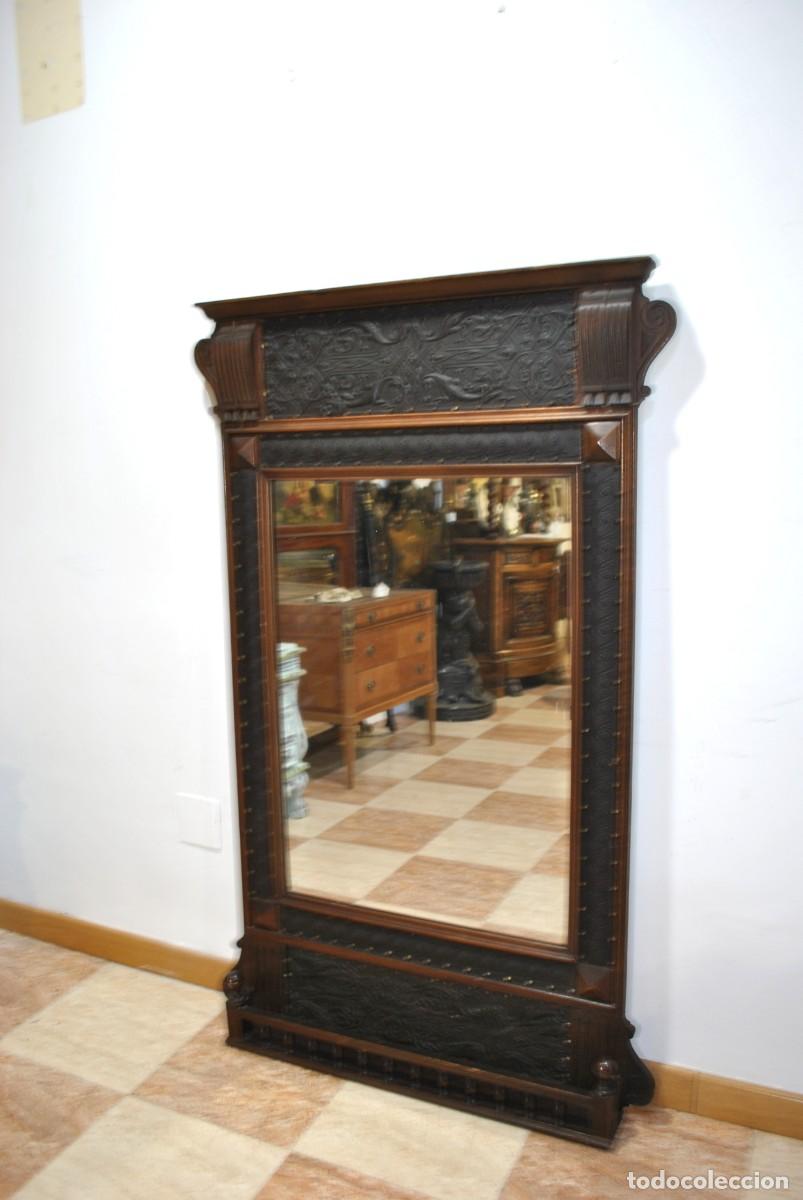 Antig&uuml;edades: GRAN ESPEJO DE MADERA Y CUERO REPUJADO - Foto 3