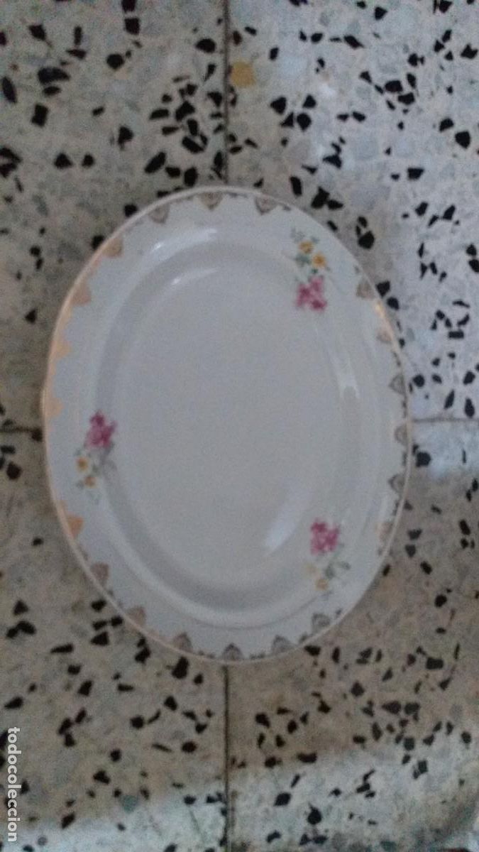 Antiquit&auml;ten: Antigua fuente plana ovalada. Vargas Segovia, blanca con 3 ramos de flores. Cu&ntilde;o en la base.