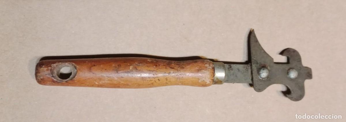 Antig&uuml;edades: ANTIGUO ABRELATAS CON MANGO DE MADERA - Foto 1