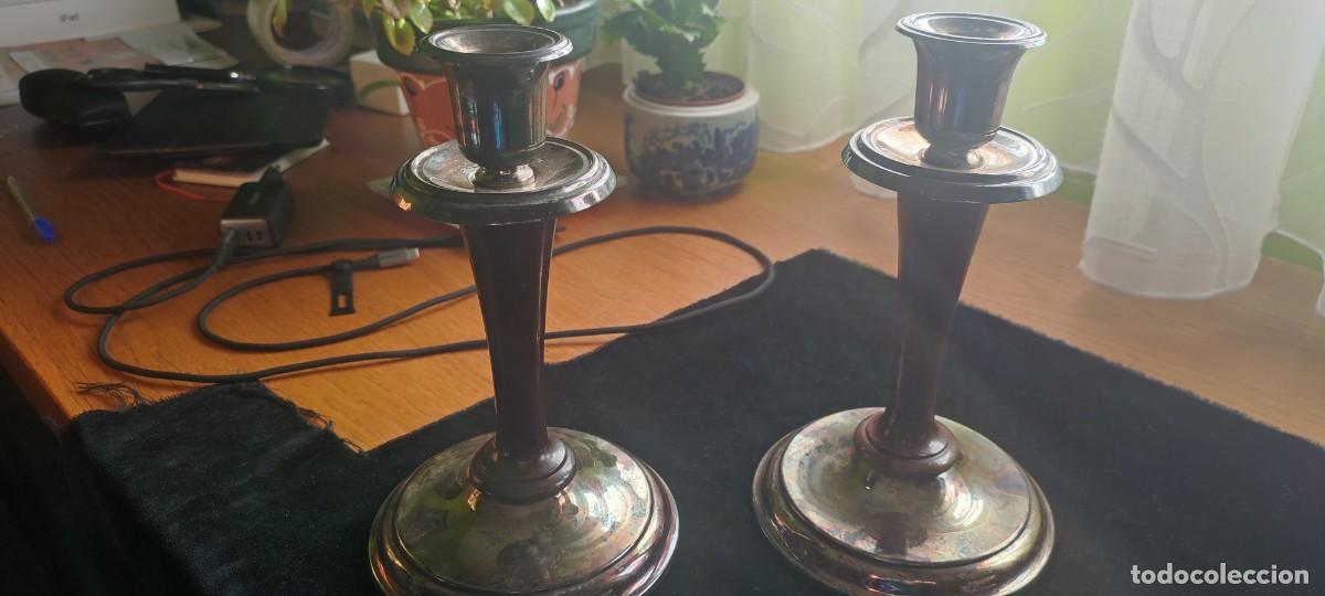 Antig&uuml;edades: Dos candelabros de alpaca plateada y madera - Foto 1