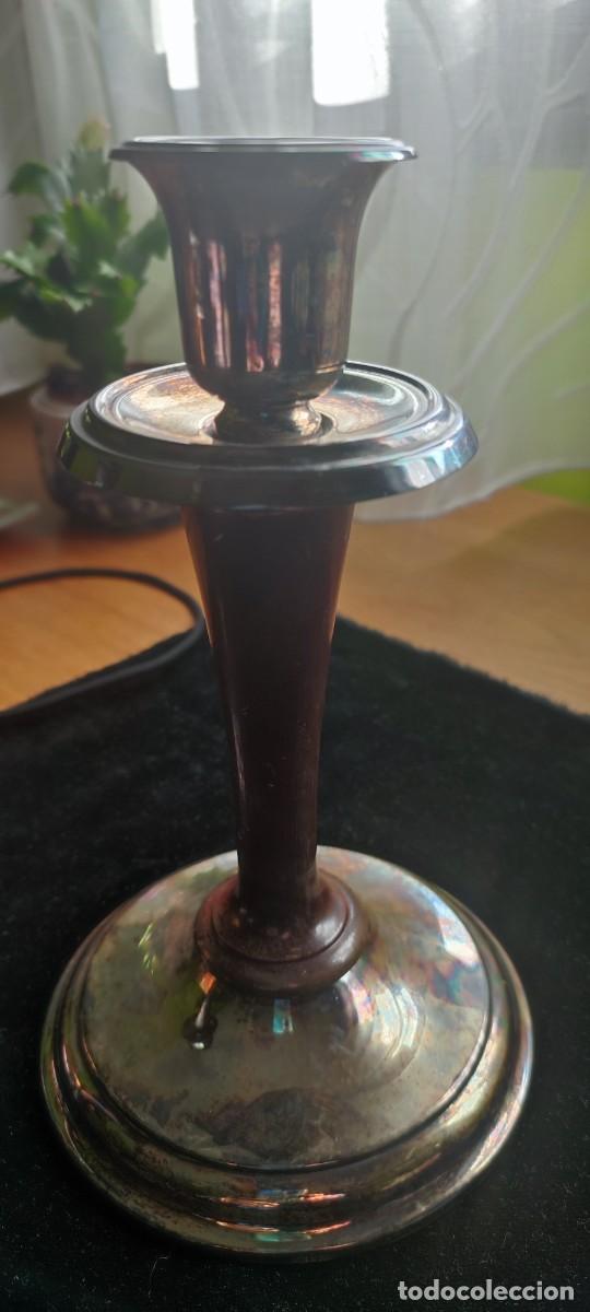 Antig&uuml;edades: Dos candelabros de alpaca plateada y madera - Foto 2