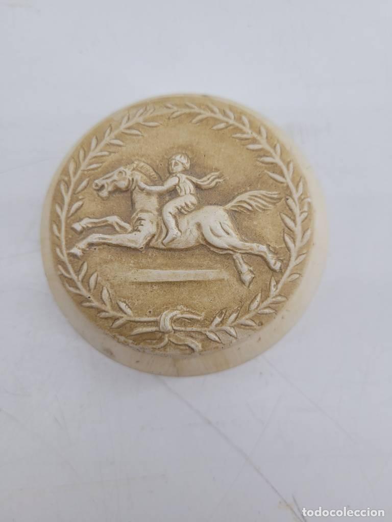 Antig&uuml;edades: RECIPIENTE DE HUESO. - Foto 1