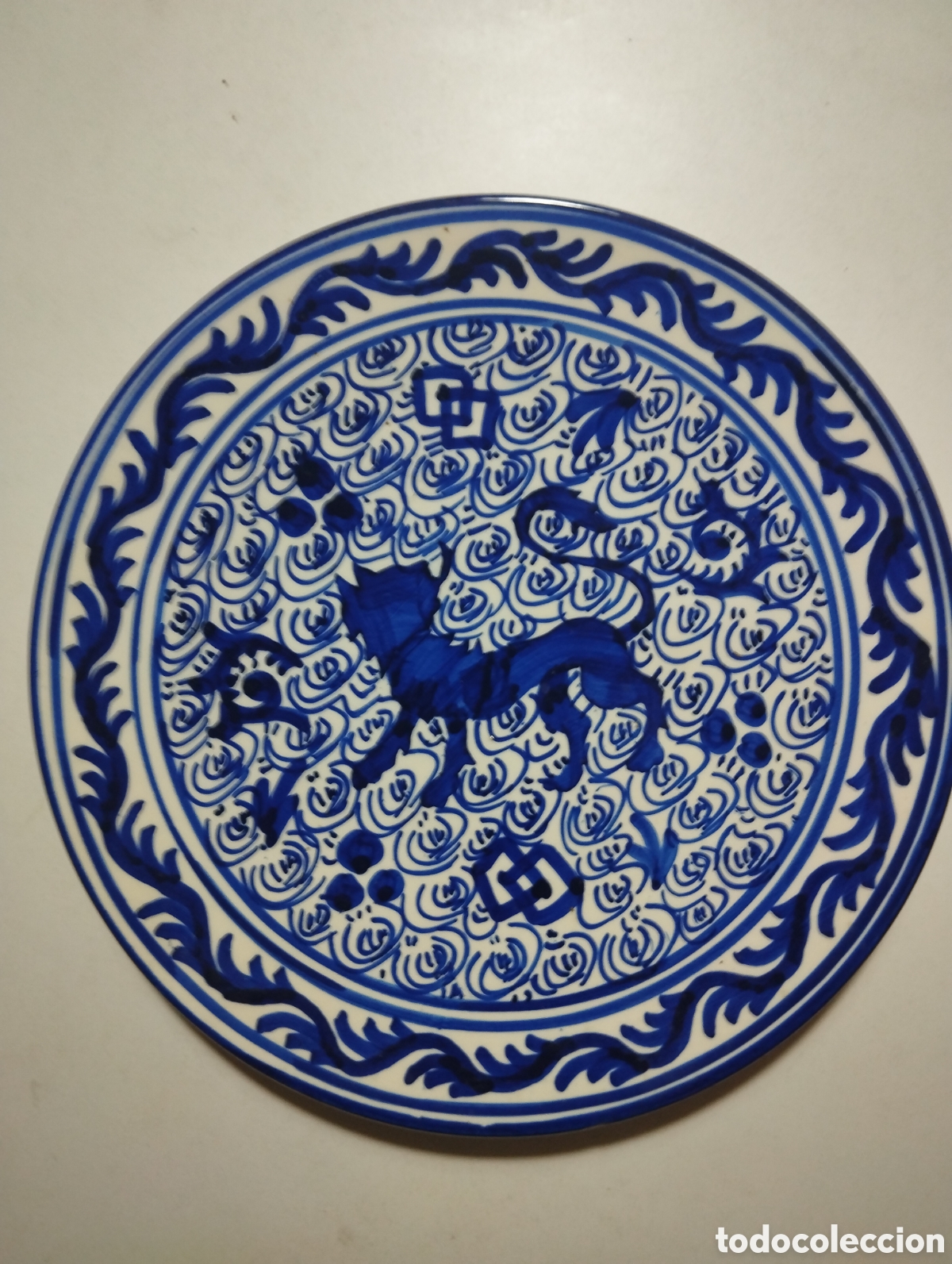 Antig&uuml;edades: Plato para colgar pintado a mano - Foto 2