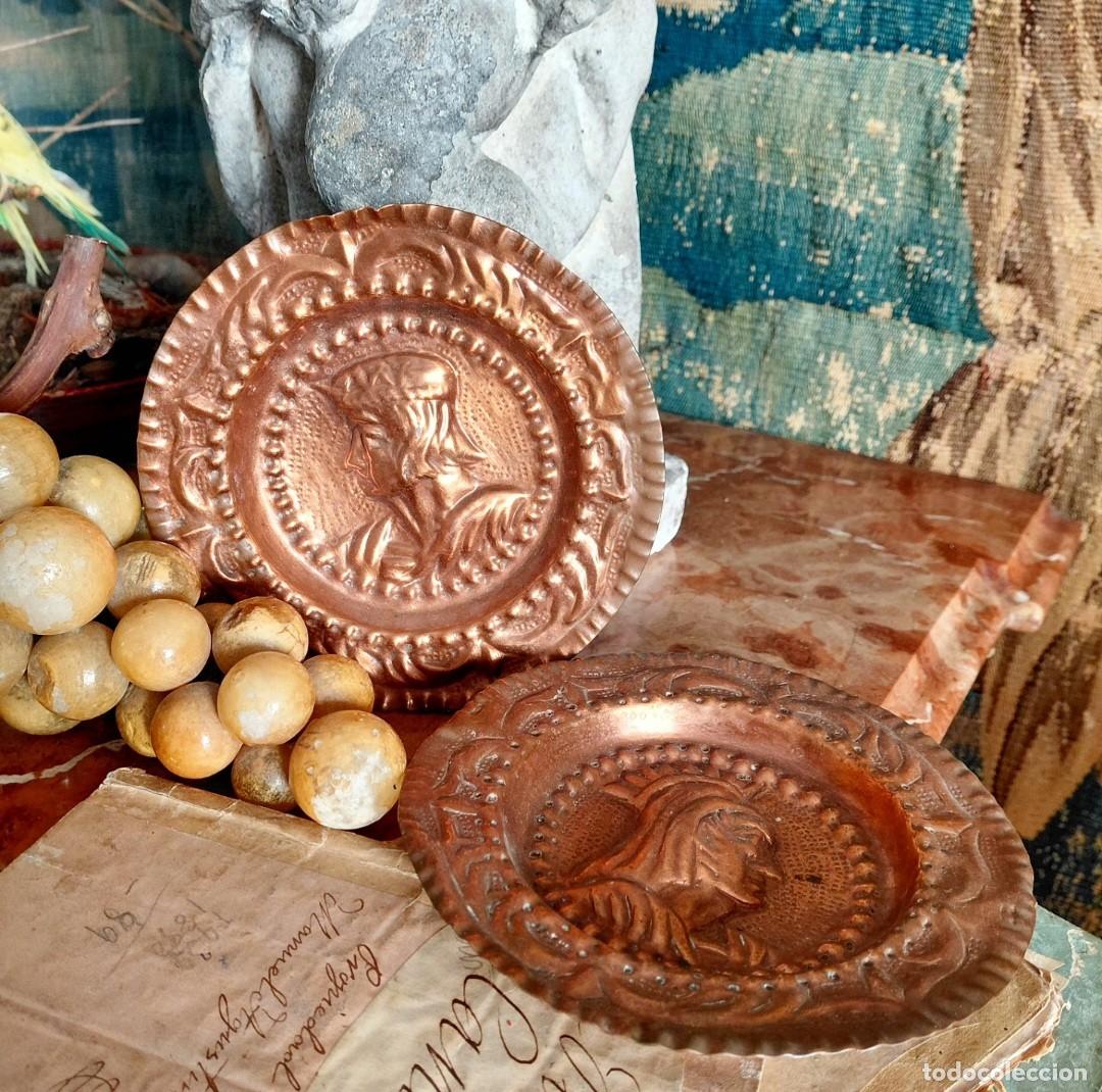 Antig&uuml;edades: Pareja de platos en cobre repujado. - Foto 2