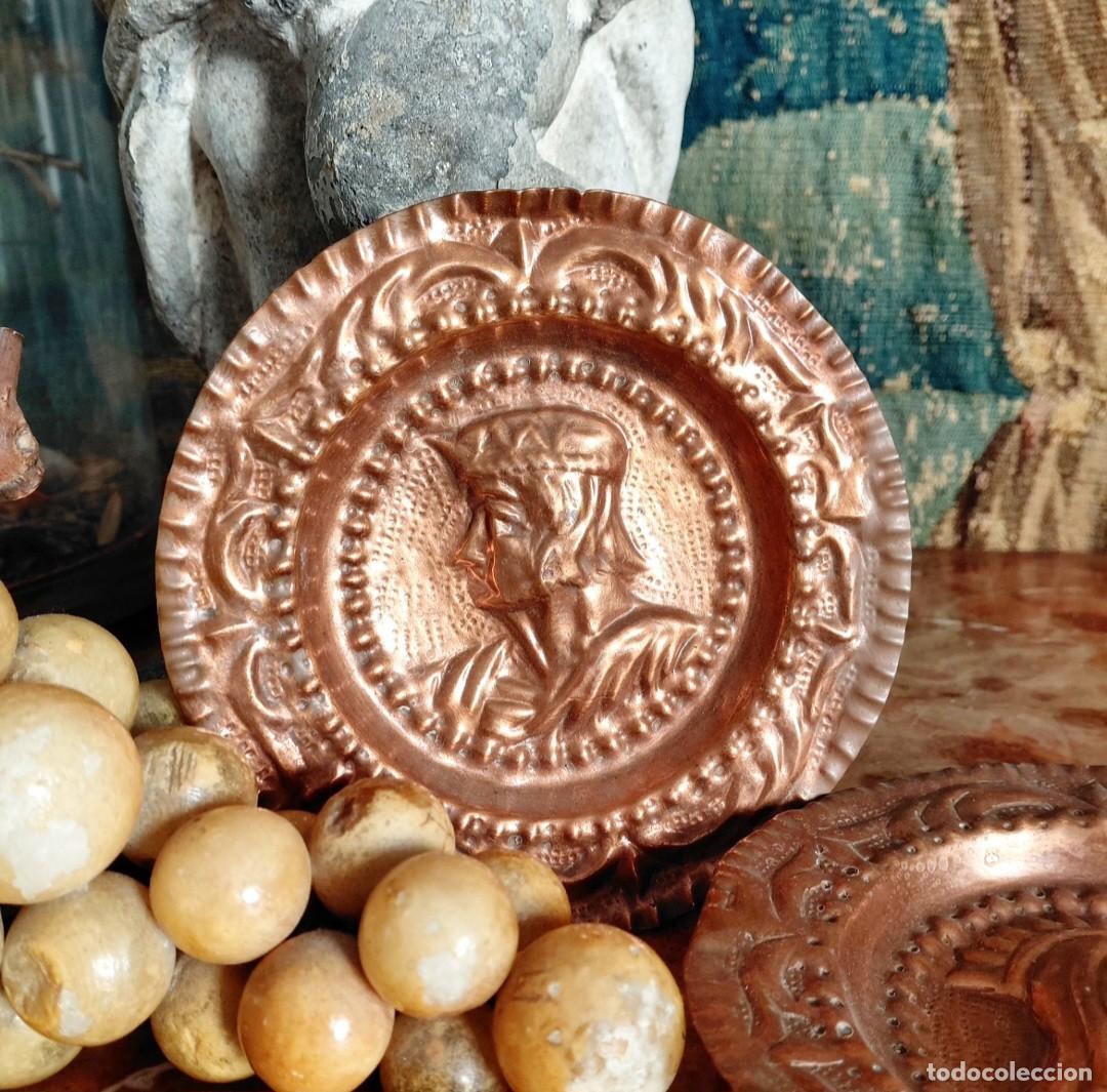 Antig&uuml;edades: Pareja de platos en cobre repujado. - Foto 3