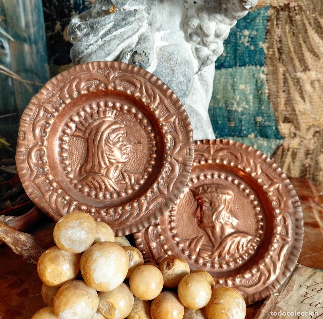 Antig&uuml;edades: Pareja de platos en cobre repujado. - Foto 1