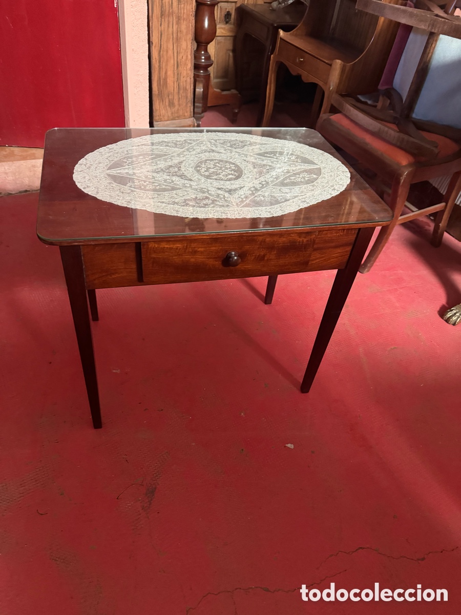 Antig&uuml;edades: Mesilla en madera de caoba - Foto 1