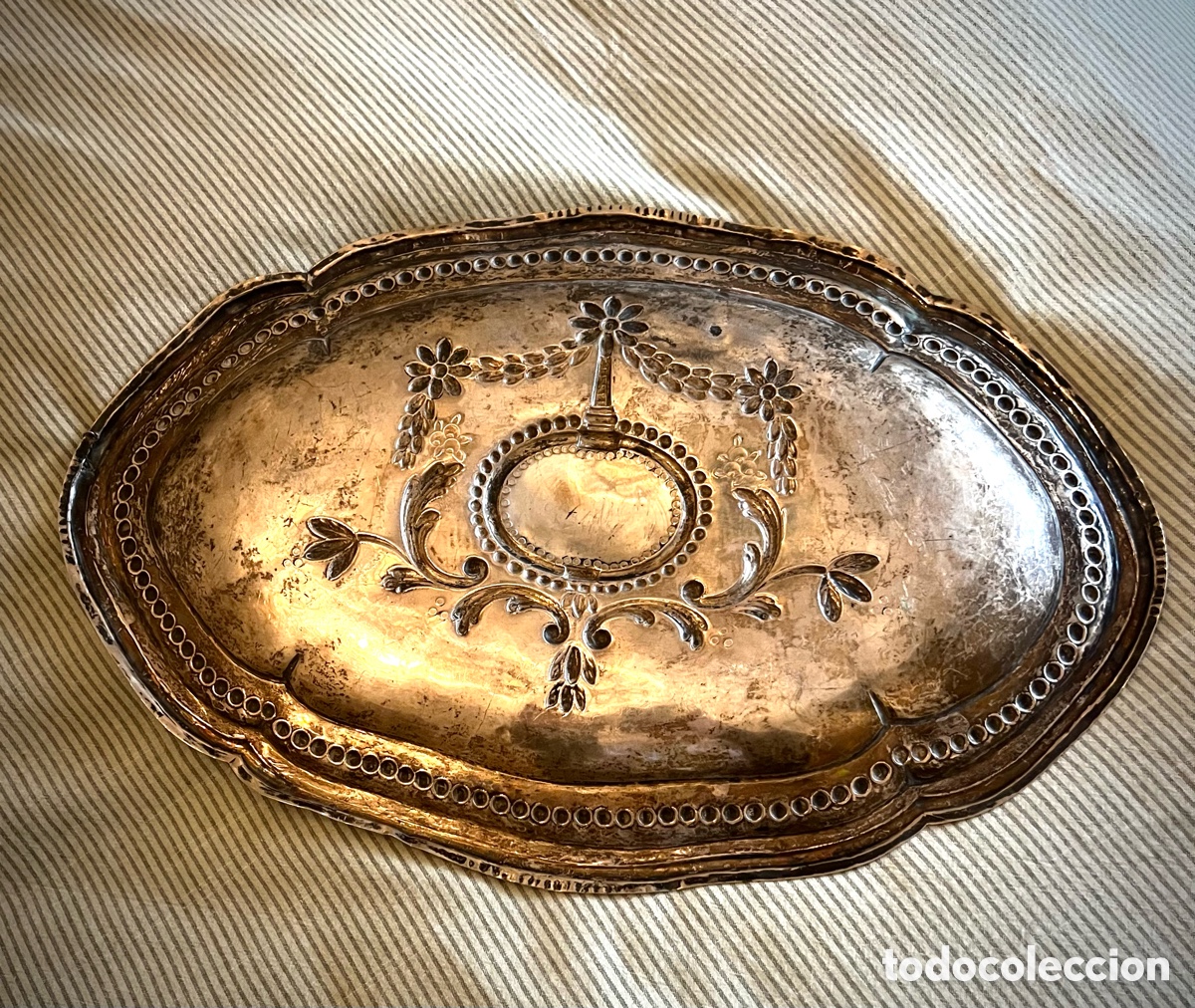 Antig&uuml;edades: Bandeja de plata repujada siglo XIX - Foto 2