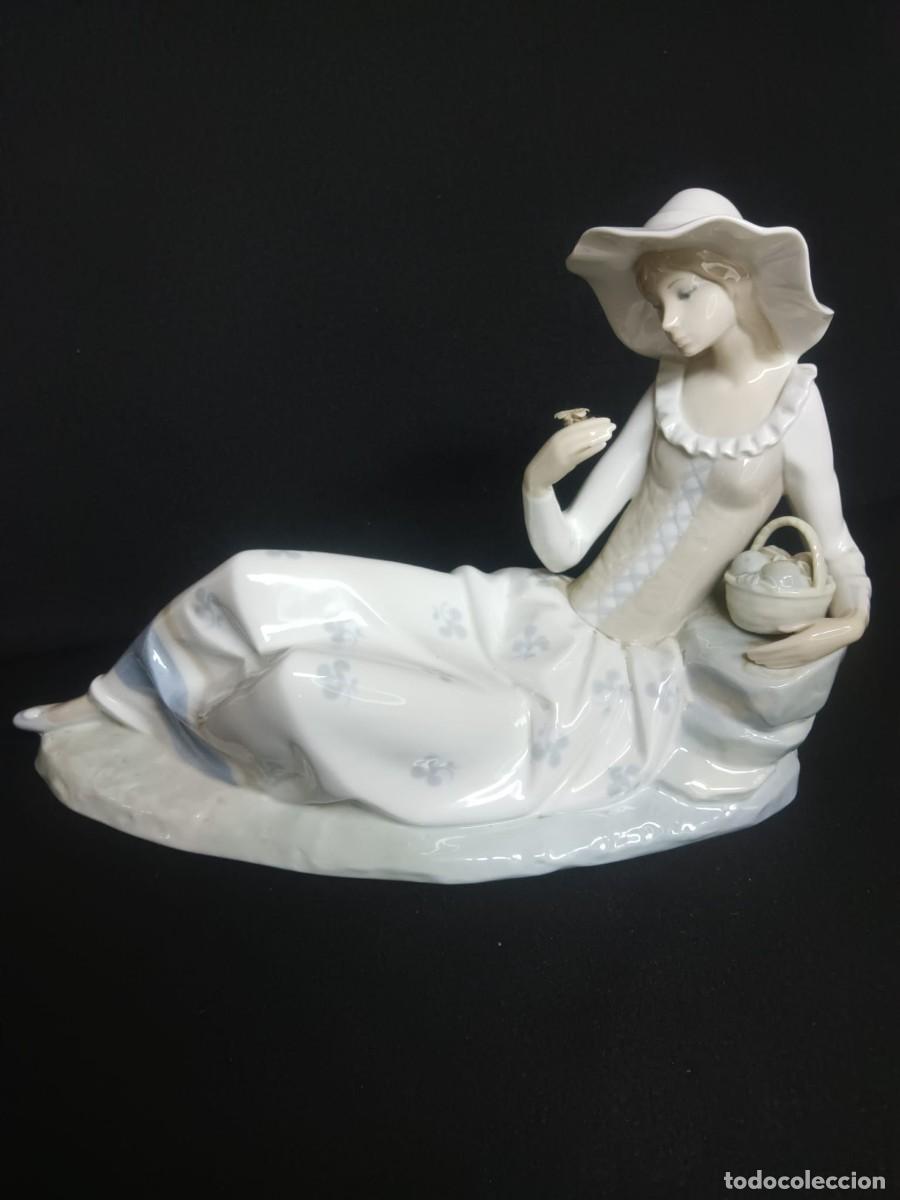 Antig&uuml;edades: DAMA SENTADA CON FLORES NAO-LLADR&Oacute; - Foto 1