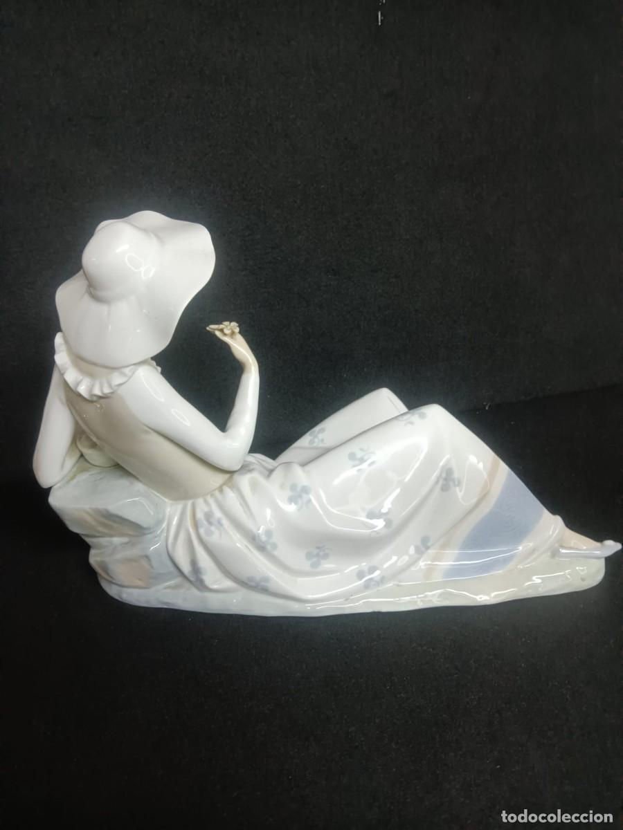 Antig&uuml;edades: DAMA SENTADA CON FLORES NAO-LLADR&Oacute; - Foto 2
