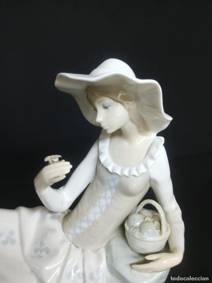 Antig&uuml;edades: DAMA SENTADA CON FLORES NAO-LLADR&Oacute; - Foto 3