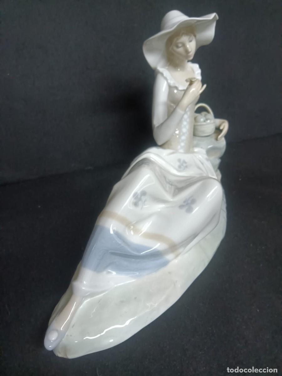 Antig&uuml;edades: DAMA SENTADA CON FLORES NAO-LLADR&Oacute; - Foto 4