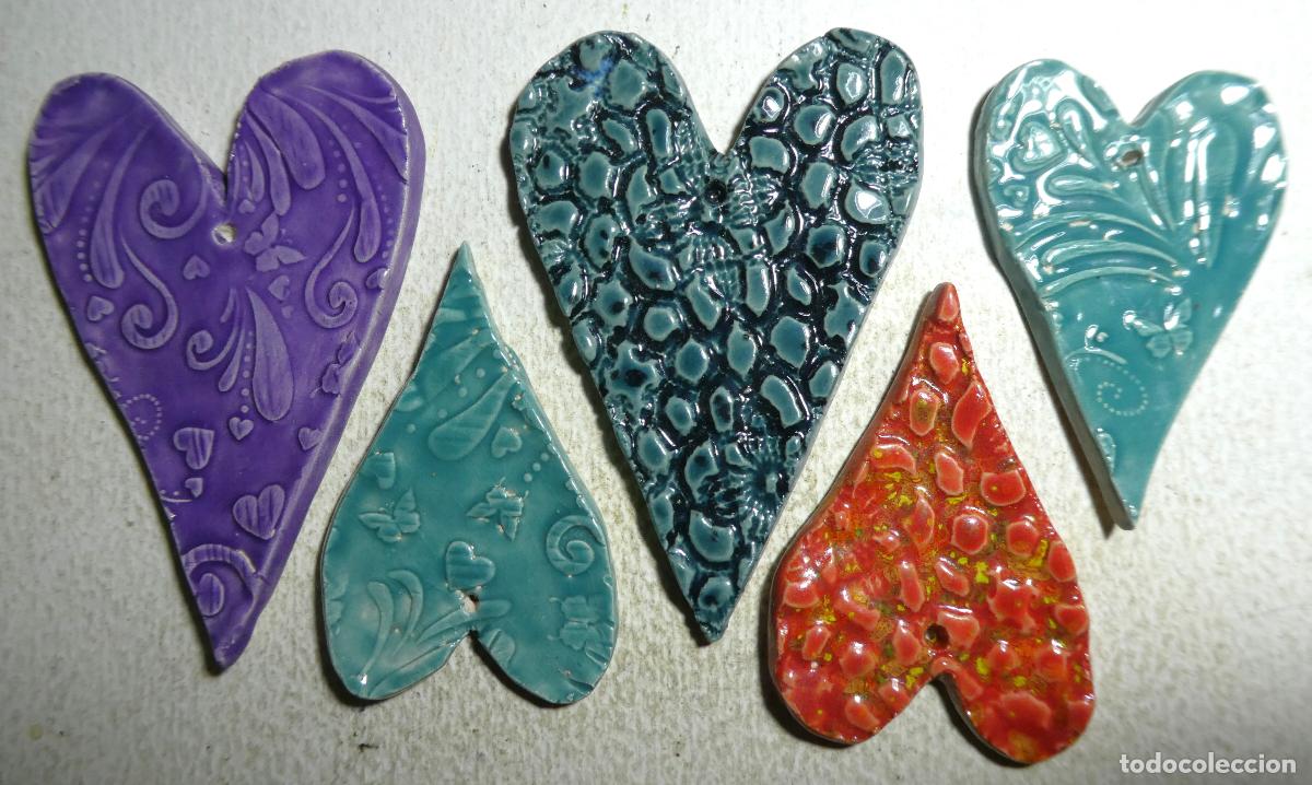 Antiguidades: Bonitos 5 corazones de miga de pan o porcelana en frio