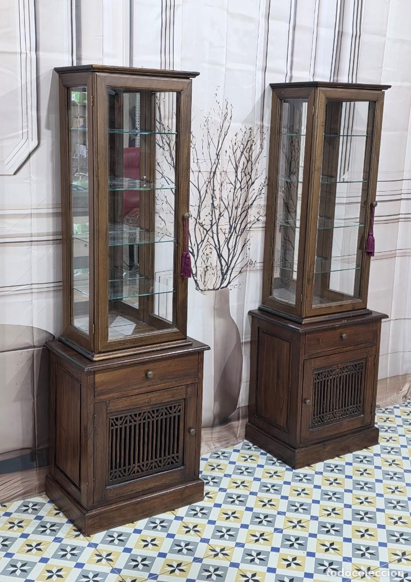 Antig&uuml;edades: Par de vitrinas de madera maciza de estilo colonial . - Foto 1