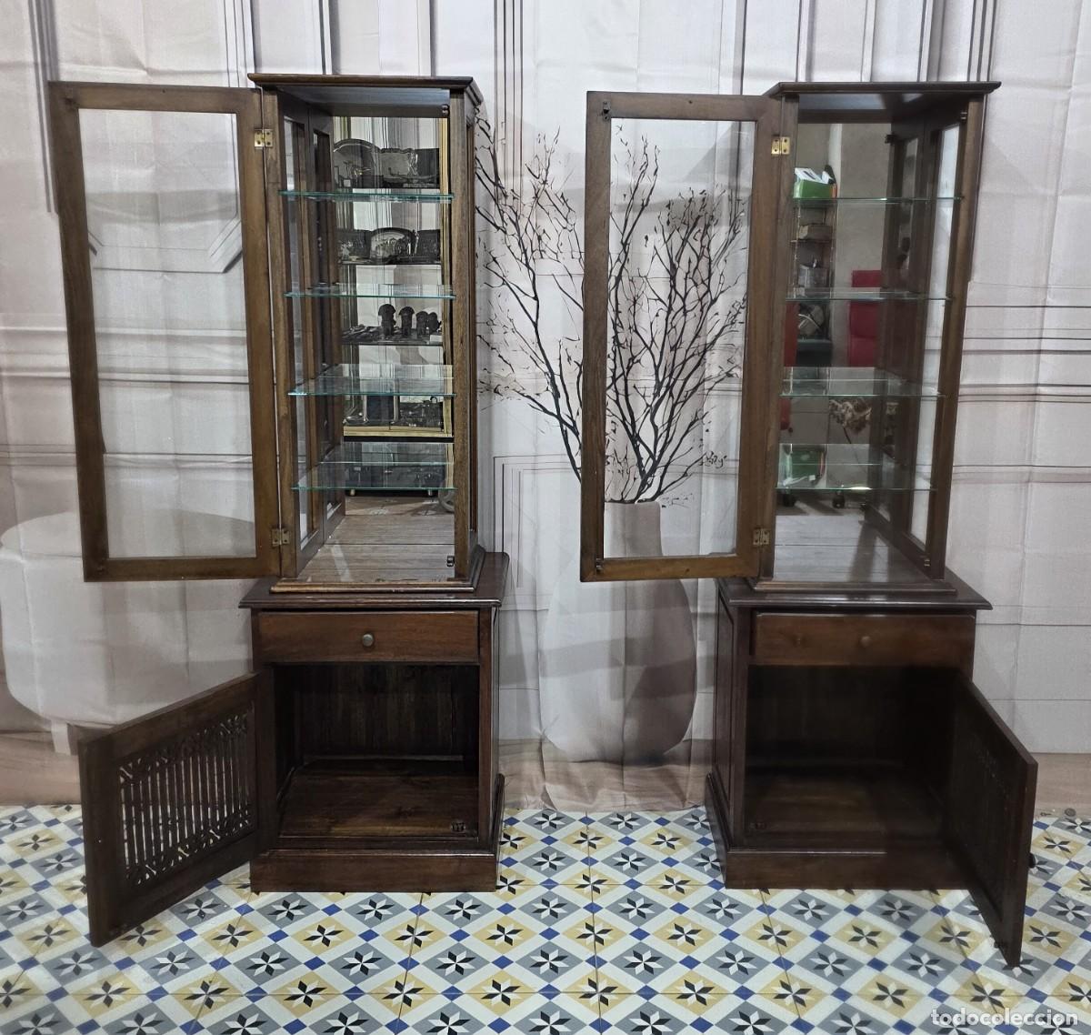 Antig&uuml;edades: Par de vitrinas de madera maciza de estilo colonial . - Foto 2