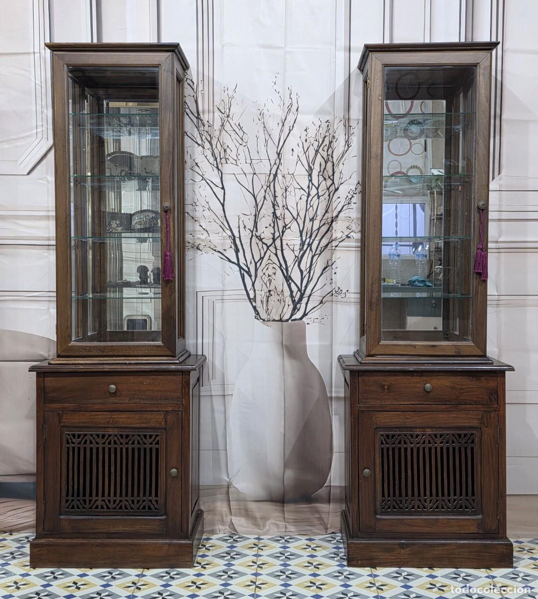 Antig&uuml;edades: Par de vitrinas de madera maciza de estilo colonial . - Foto 3