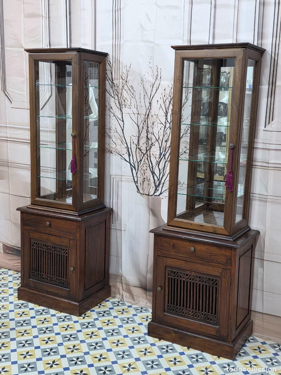 Antig&uuml;edades: Par de vitrinas de madera maciza de estilo colonial . - Foto 4