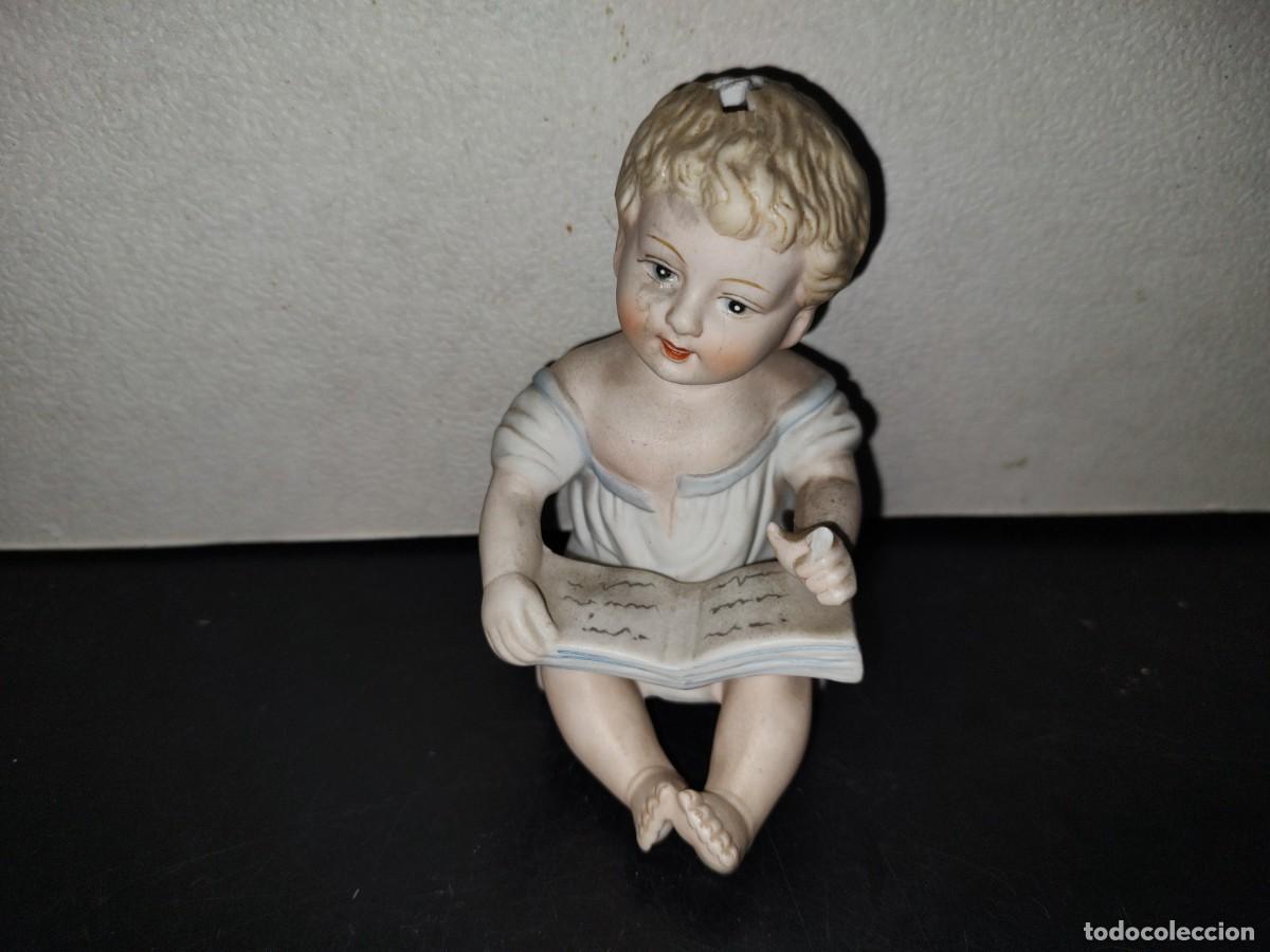 Antiguidades: A6- Pieza Vintage De Porcelana: Ni&ntilde;o Sentado Con Libro En Sus Piernas - 70's - 80's