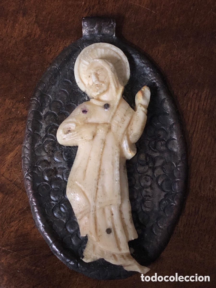 Antiquit&auml;ten: s. XVIII &middot; Arte Barroco colonial hispano-filipino &middot; Medall&oacute;n relicario 8 cm - Talla hueso
