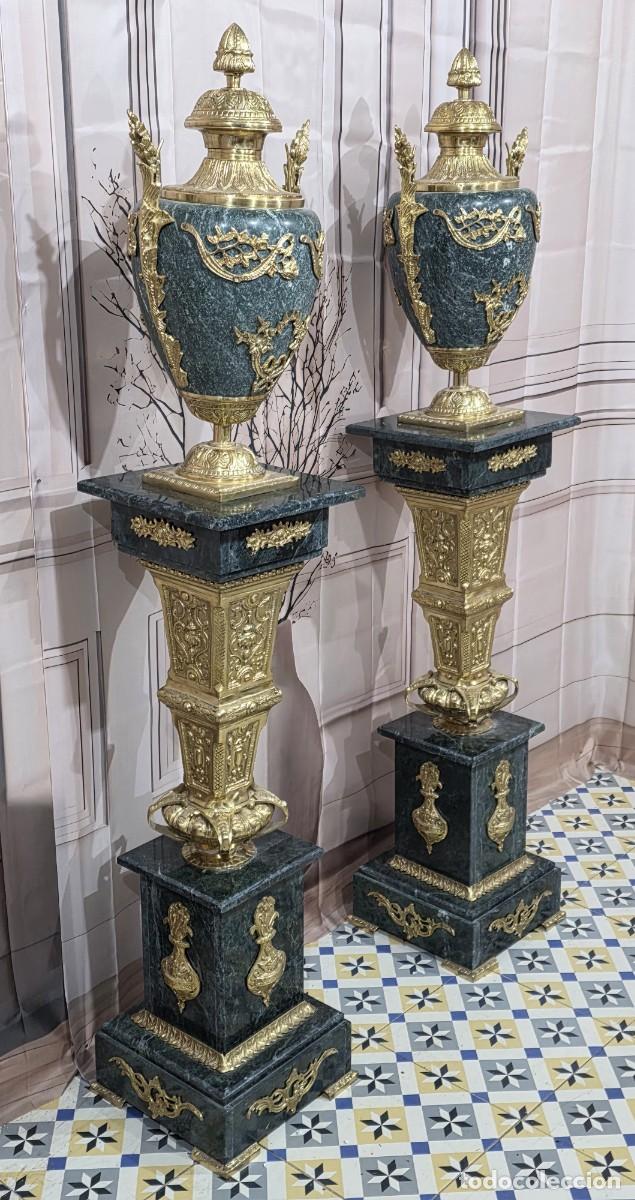 Antig&uuml;edades: Pareja de columnas con jarrones de m&aacute;rmol y bronce estilo barroco - Foto 1