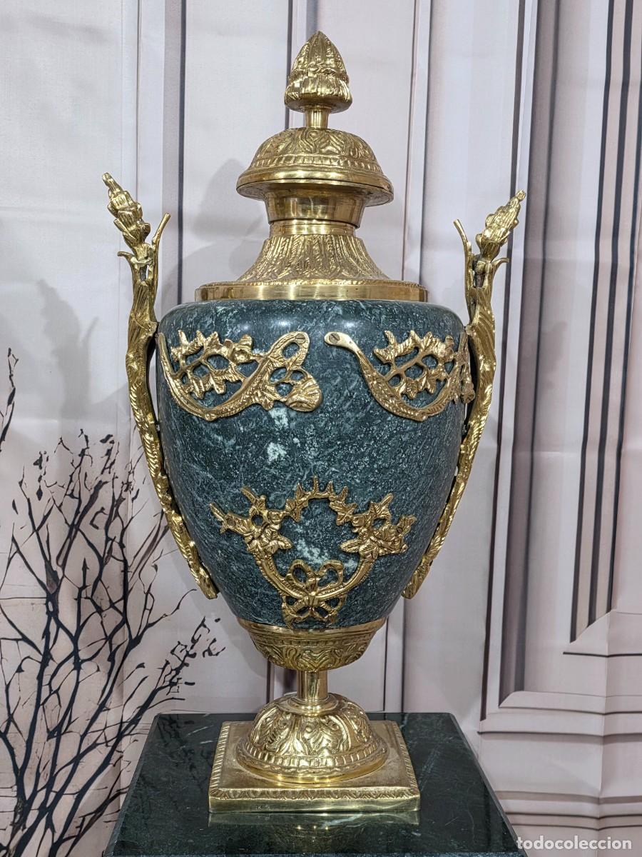 Antig&uuml;edades: Pareja de columnas con jarrones de m&aacute;rmol y bronce estilo barroco - Foto 2
