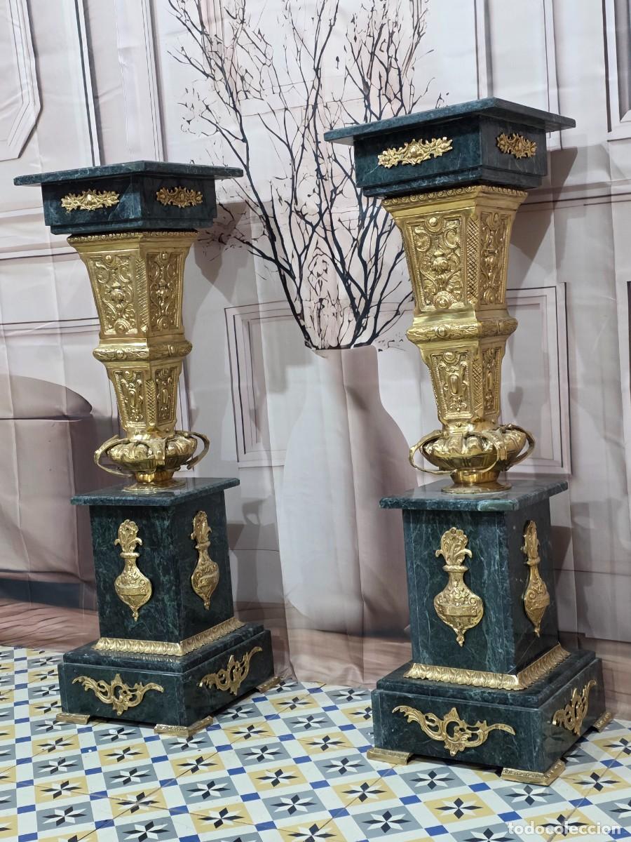 Antig&uuml;edades: Pareja de columnas con jarrones de m&aacute;rmol y bronce estilo barroco - Foto 3