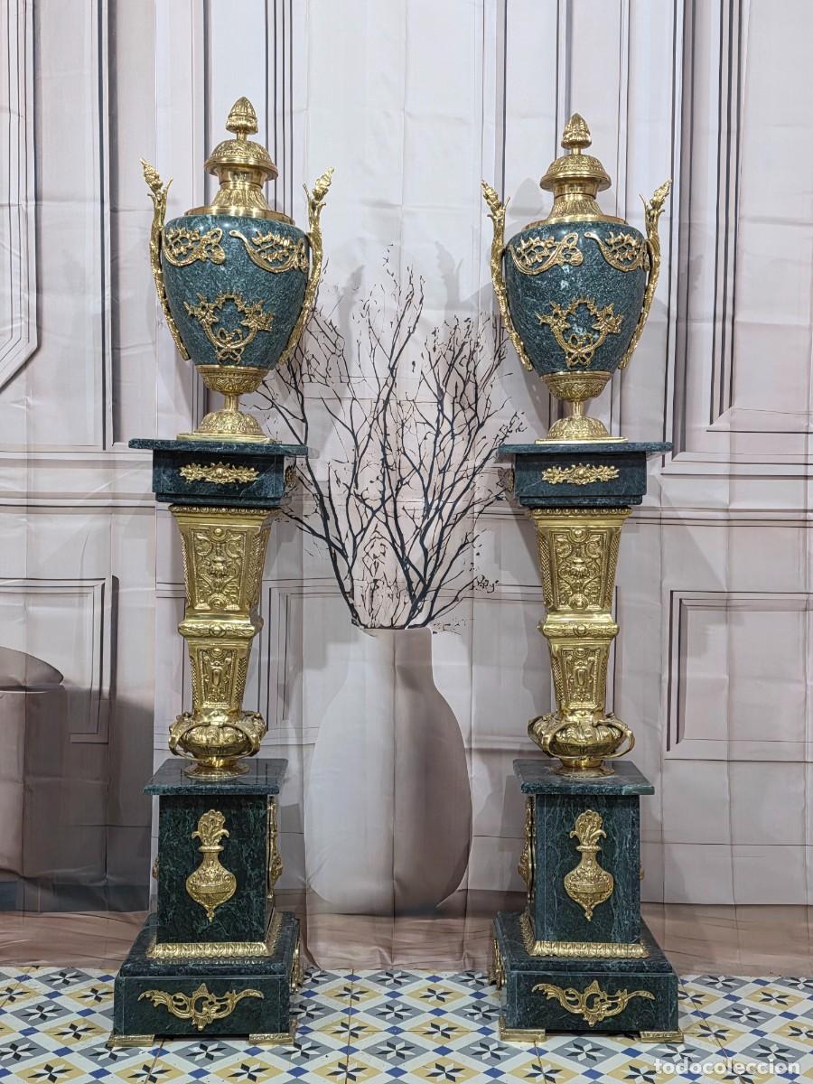 Antig&uuml;edades: Pareja de columnas con jarrones de m&aacute;rmol y bronce estilo barroco - Foto 4
